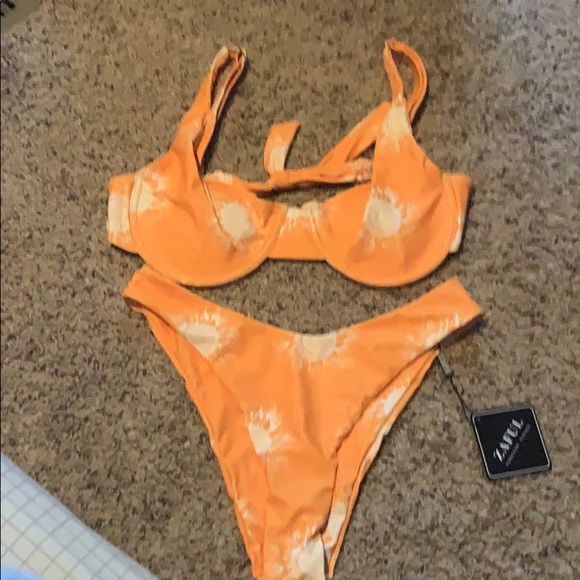 Bikini - Picture 2 of 7